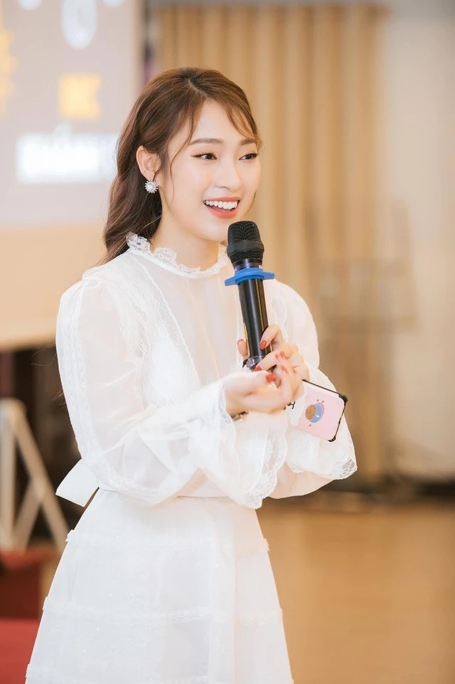 Nữ MC VTV xinh đẹp quê Nghệ An tuổi 26 đã sở hữu xe Mercedes vài tỷ, mua nhà, mua đất cho bố mẹ - Ảnh 12.