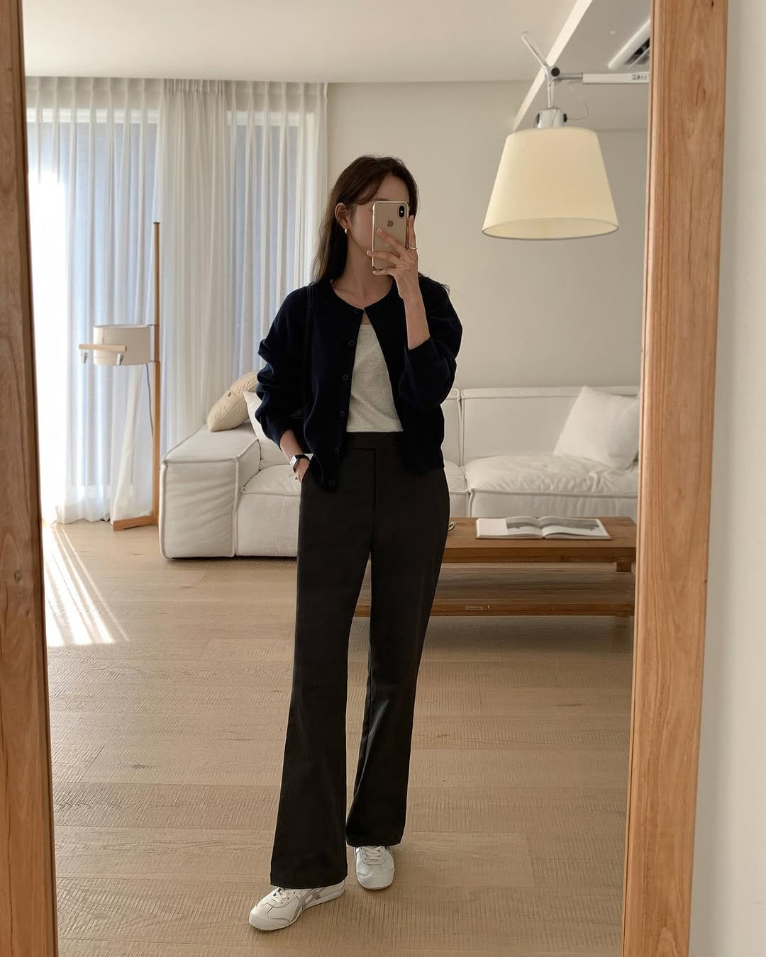 Quần âu diện cùng giày gì để trông trẻ trung hơn?- Ảnh 2.