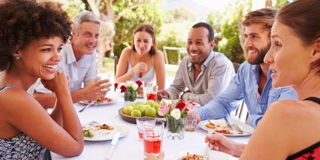 Trên bàn ăn, sự khác biệt của người EQ thấp và EQ cao càng lộ rõ - Ảnh 1.