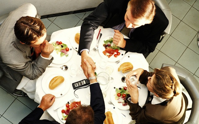 Trên bàn ăn, sự khác biệt của người EQ thấp và EQ cao càng lộ rõ - Ảnh 2.