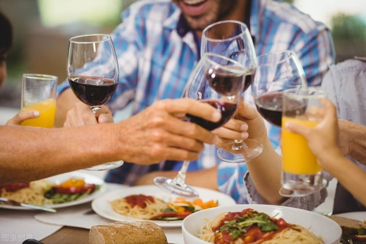 Trên bàn ăn, sự khác biệt của người EQ thấp và EQ cao càng lộ rõ - Ảnh 3.