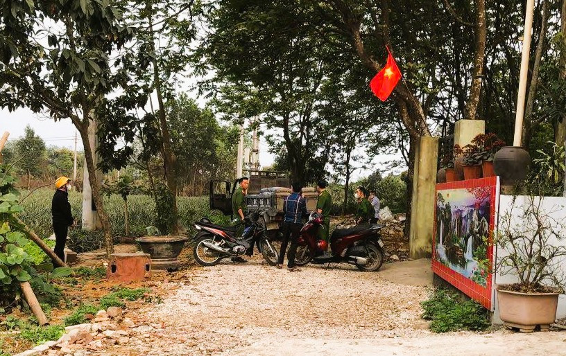 Xe chở vật liệu lùi cán tử vong một cháu nhỏ- Ảnh 1.