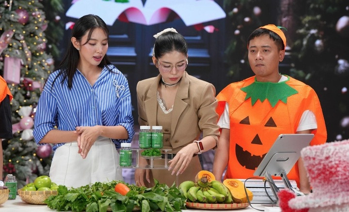 Thùy Tiên, Hằng Du Mục và Quang Linh Vlogs livestream bán kẹo rau củ.