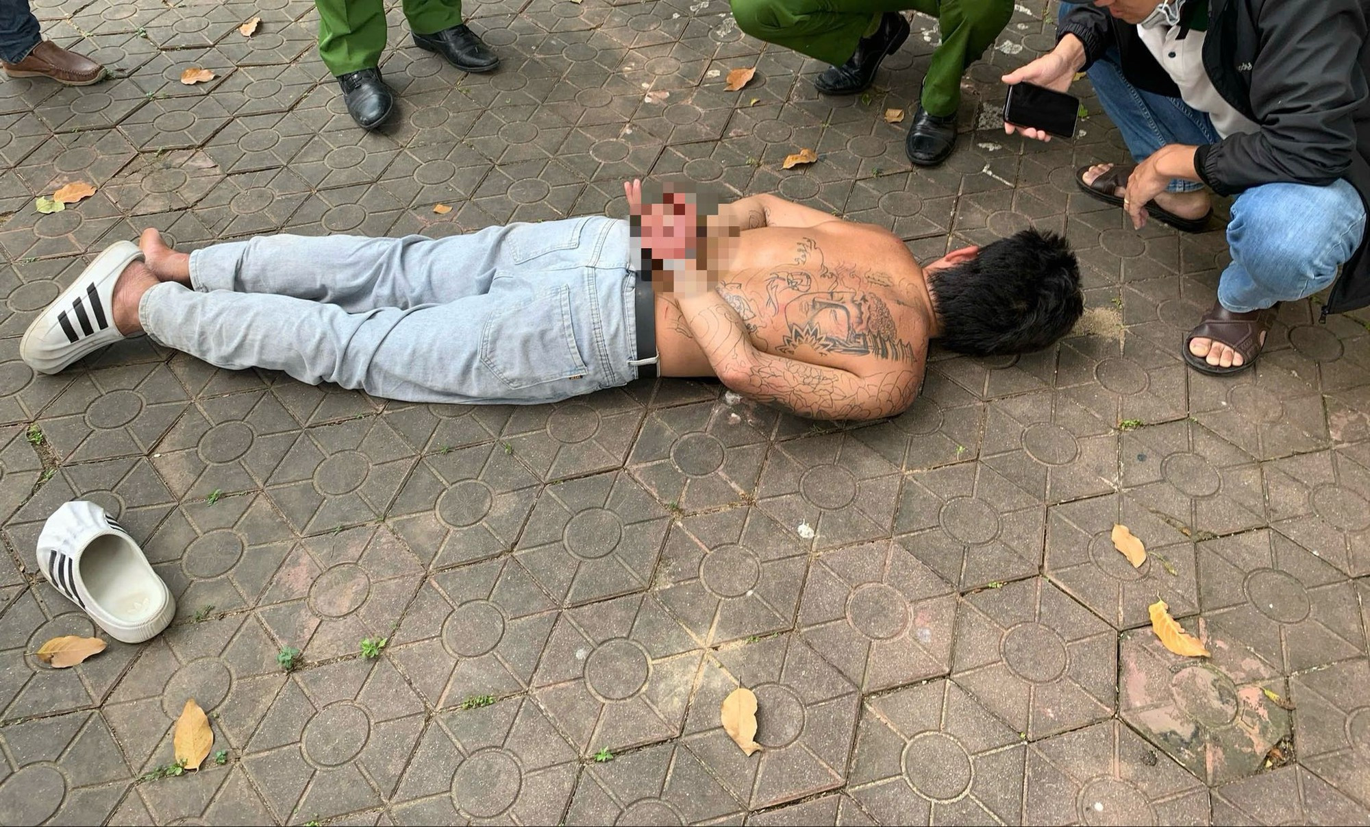 Quảng Ngãi: Khống chế đối tượng vác rựa chạy