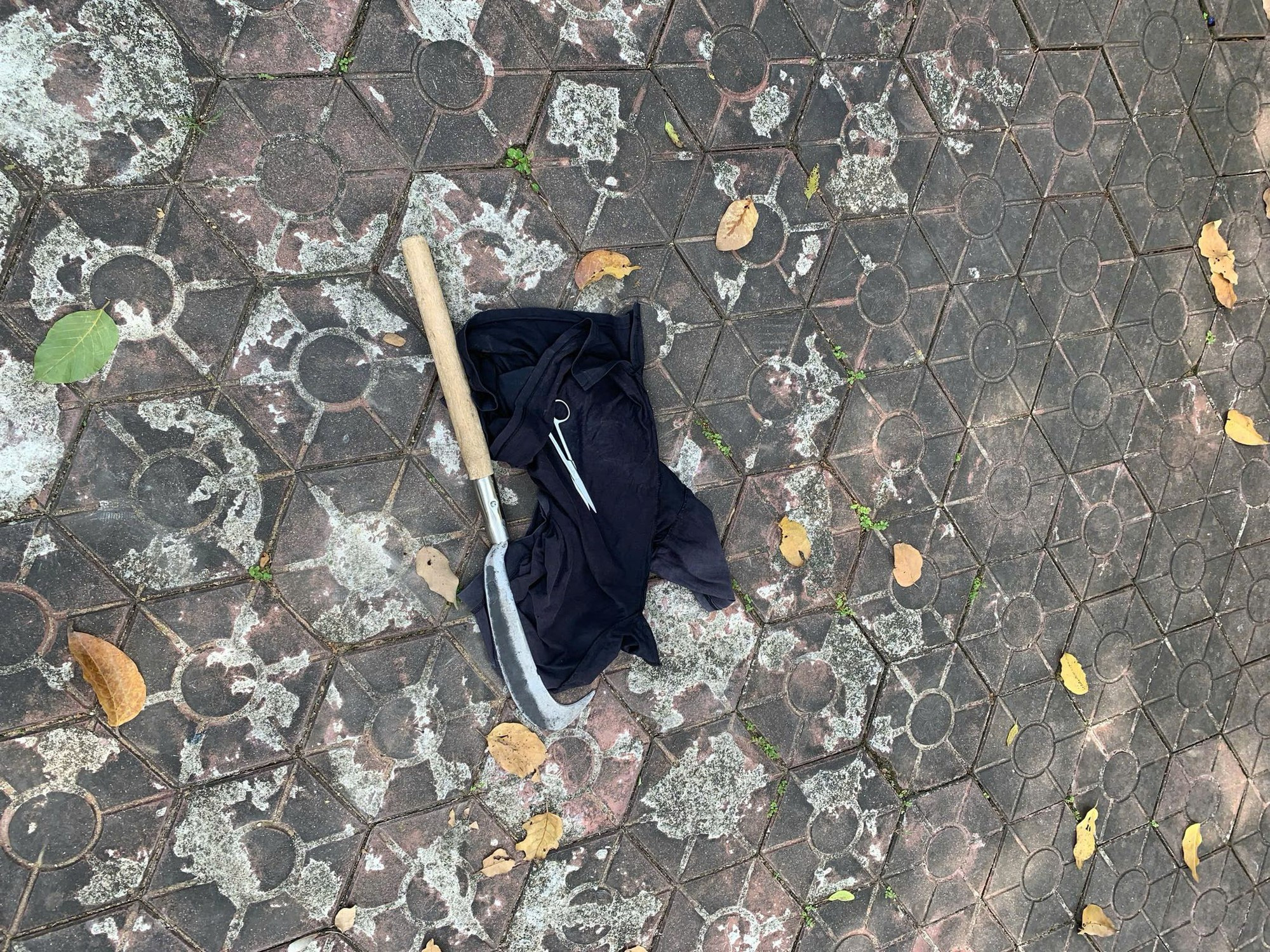 Quảng Ngãi: Khống chế đối tượng vác rựa chạy