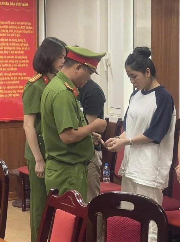 Trước khi bị bắt vì sản xuất hàng giả,