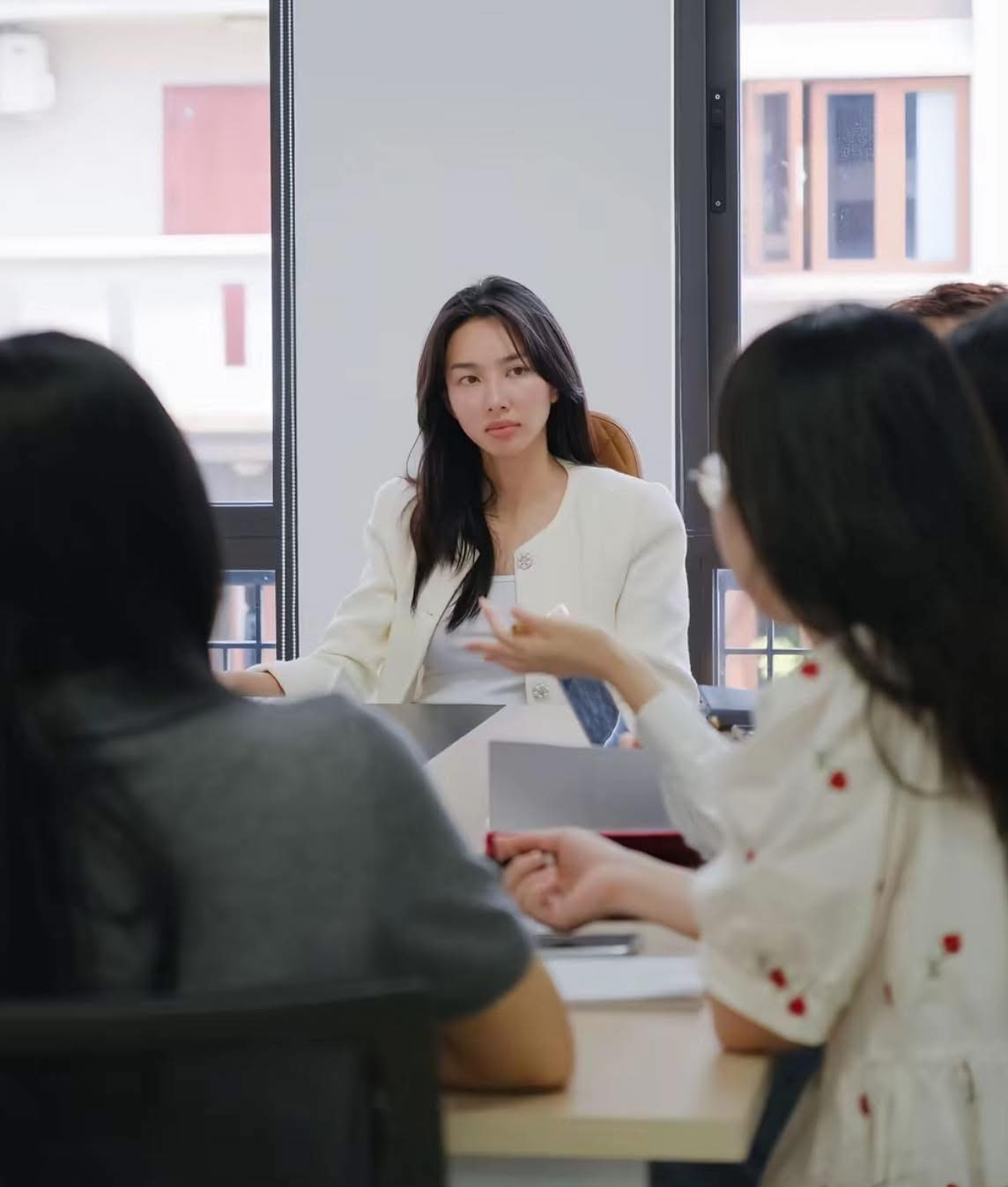 Từ cú ngã rúng động của Thuỳ Tiên: Hồi chuông cảnh tỉnh cho nghệ sĩ Việt, livestream đâu chỉ là chốt đơn!- Ảnh 2.