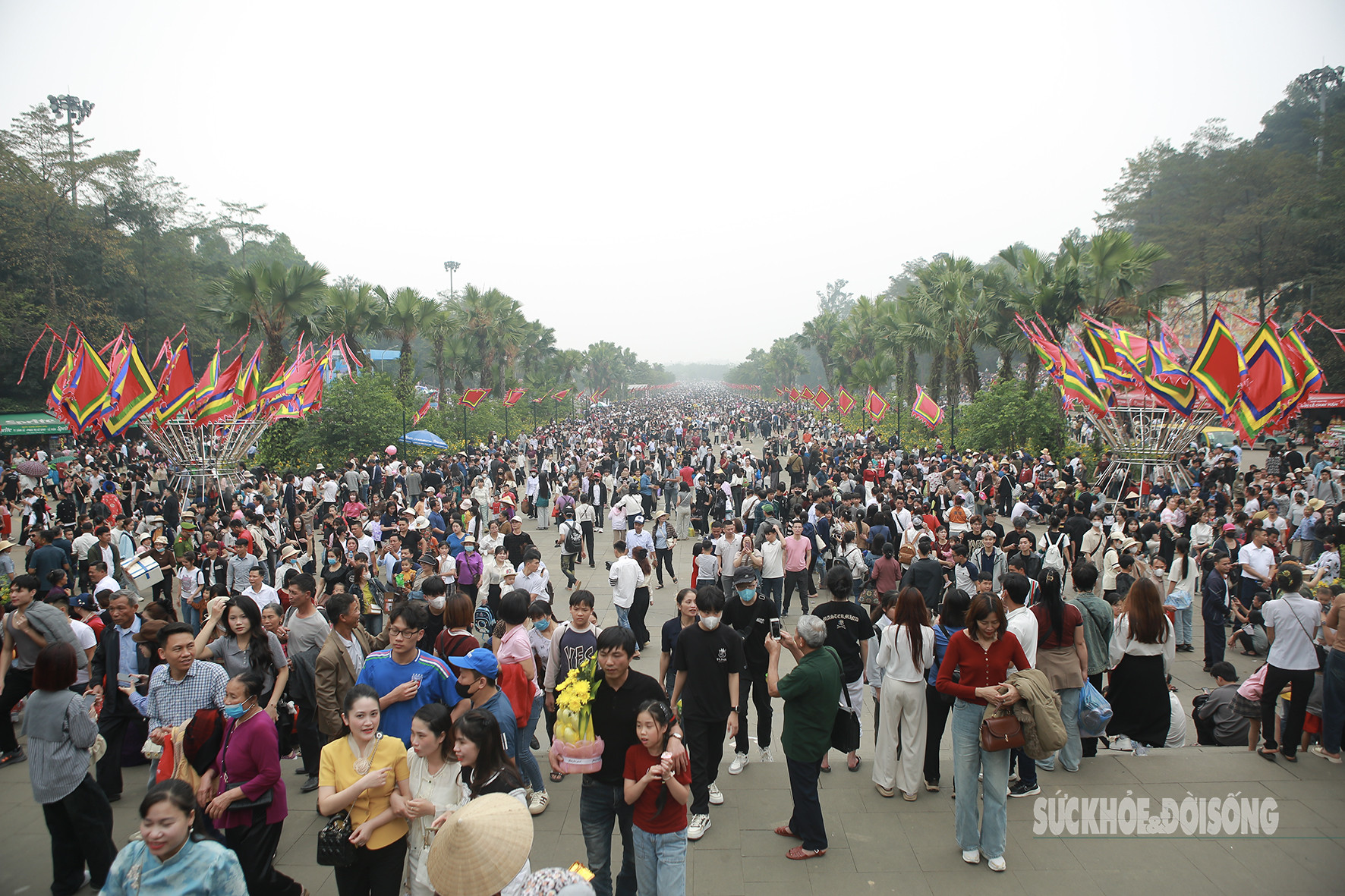 'Biển người' hành hương về Đền Hùng trước ngày Giỗ Tổ Hùng Vương- Ảnh 9.