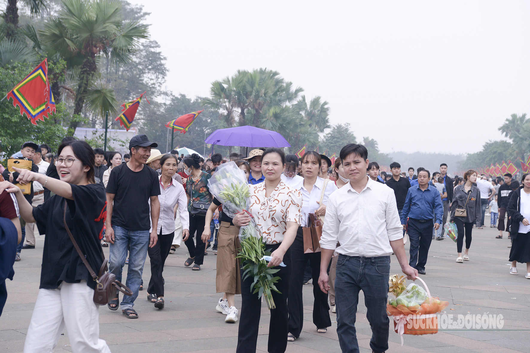 'Biển người' hành hương về Đền Hùng trước ngày Giỗ Tổ Hùng Vương- Ảnh 3.