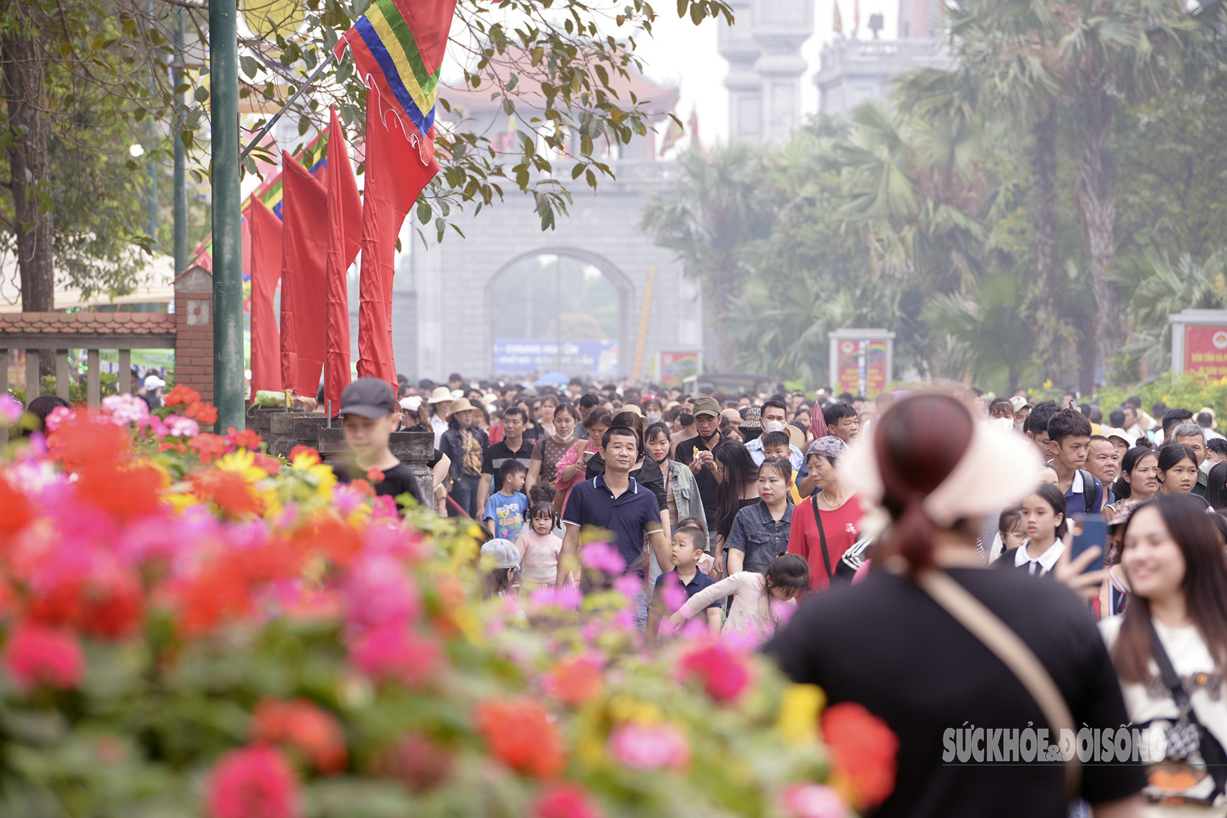 'Biển người' hành hương về Đền Hùng trước ngày Giỗ Tổ Hùng Vương- Ảnh 2.