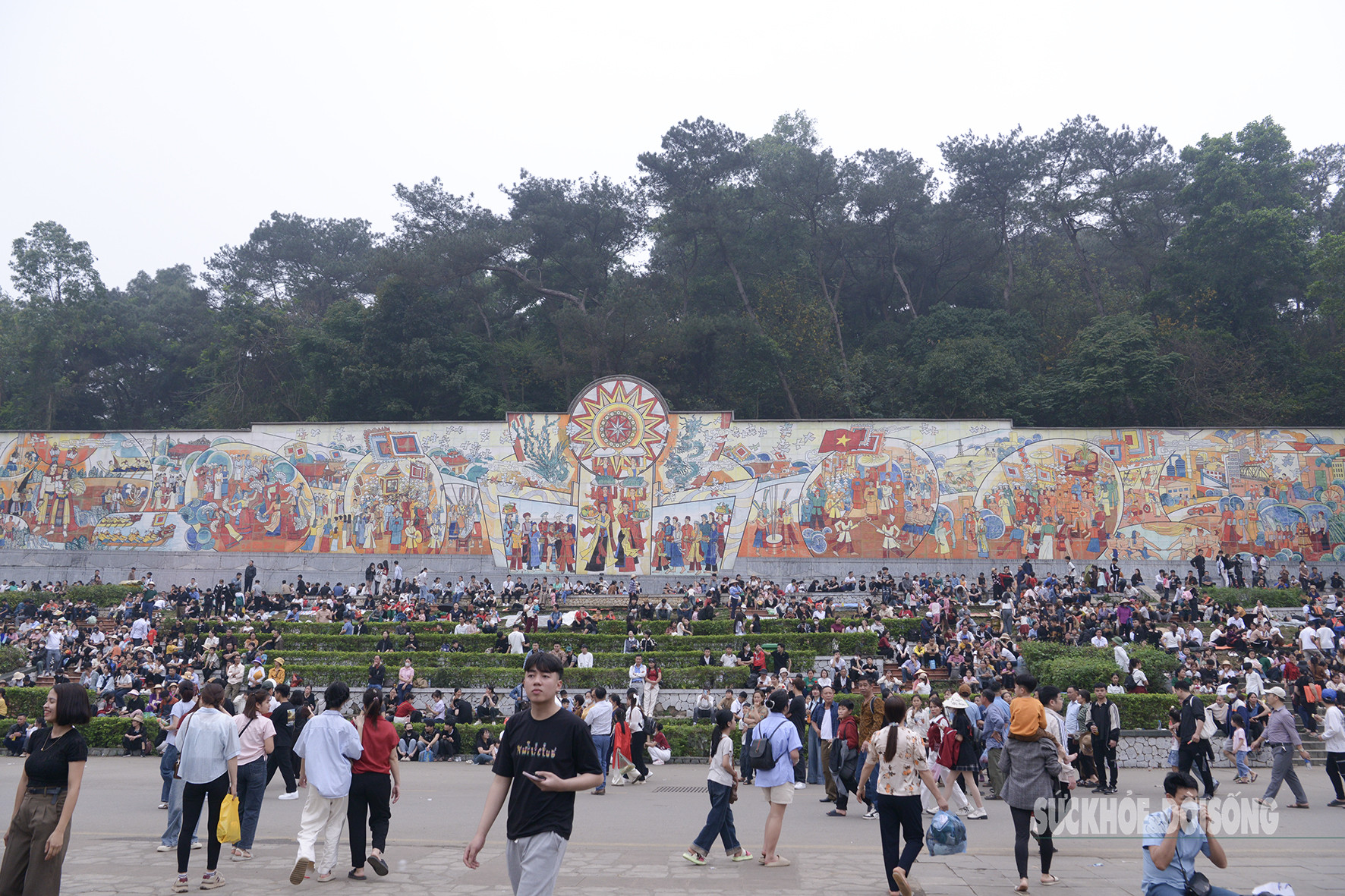 'Biển người' hành hương về Đền Hùng trước ngày Giỗ Tổ Hùng Vương- Ảnh 12.
