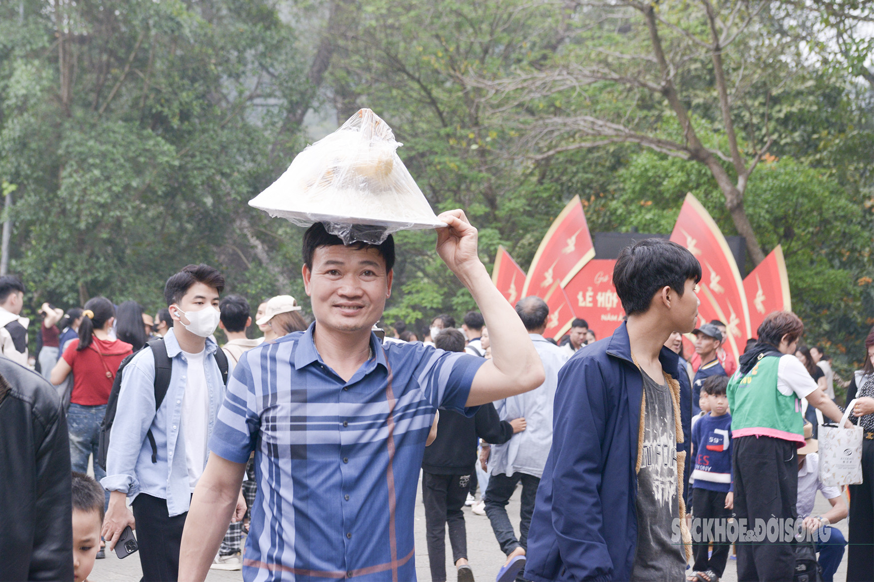 'Biển người' hành hương về Đền Hùng trước ngày Giỗ Tổ Hùng Vương- Ảnh 4.