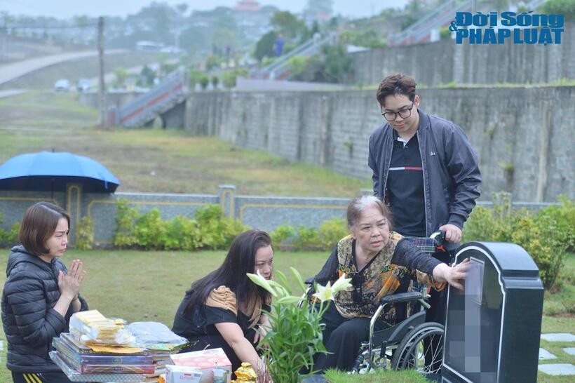 Người mẹ 80 tuổi không ngại đường xa đến