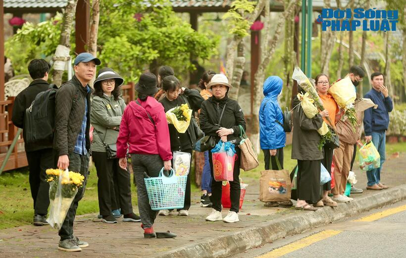 Tranh thủ cuối tuần, nhiều người vượt quãng đường xa đi tảo mộ, đón tết thanh minh