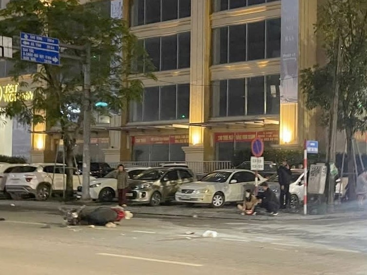 Đi xe máy cùng mẹ va chạm ô tô ngã xuống đường, cô gái trẻ bị cán tử vong- Ảnh 1.