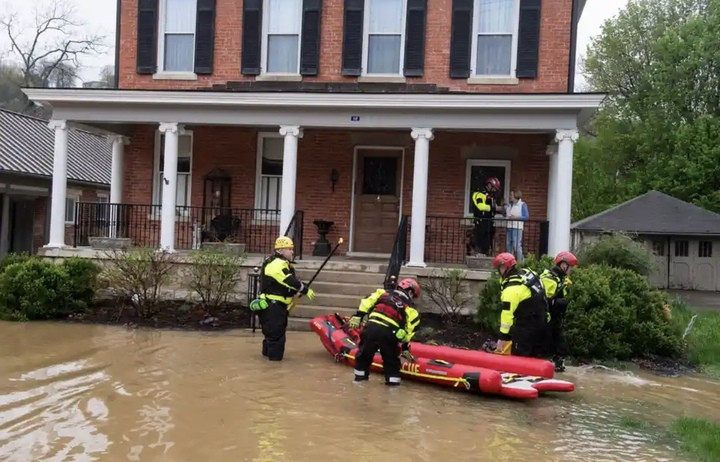 Lực lượng cứu hộ dùng phao hơi để kiểm tra tình hình người dân tại khu vực nước lũ dâng cao. (Ảnh: Getty)