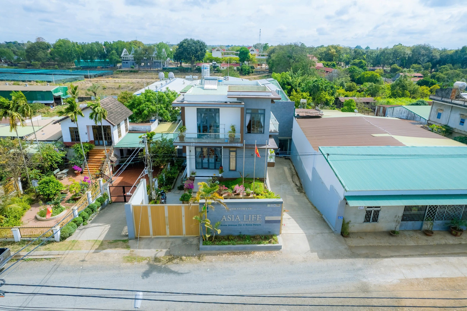 Bên trong nhà máy sản xuất kẹo rau củ khiến Quang Linh Vlogs, Hằng Du Mục bị bắt ảnh 1