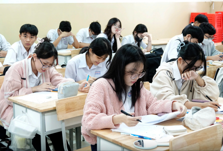 Nhiều người lo việc tổ chức dạy 2 buổi/ngày sẽ chồng chéo quy định cấm dạy thêm. (Ảnh minh hoạ: T.N)