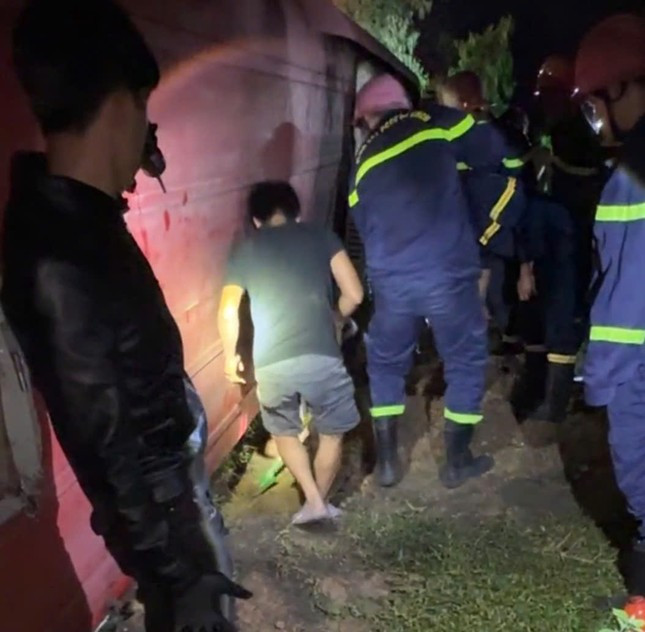 Lật xe khách trong đêm ở Bình Định, nhiều người thương vong ảnh 2