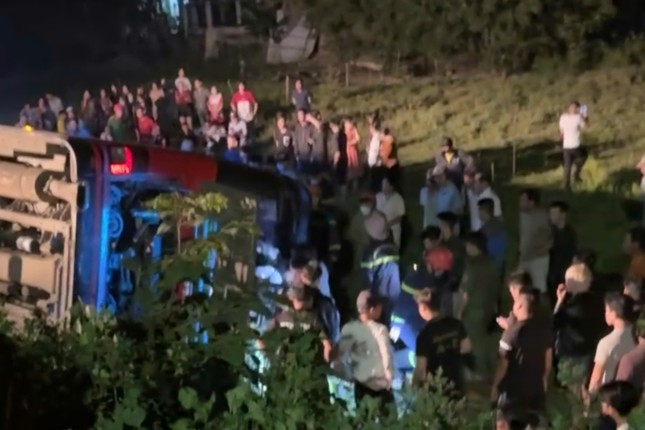 Lật xe khách trong đêm ở Bình Định, nhiều người thương vong ảnh 1