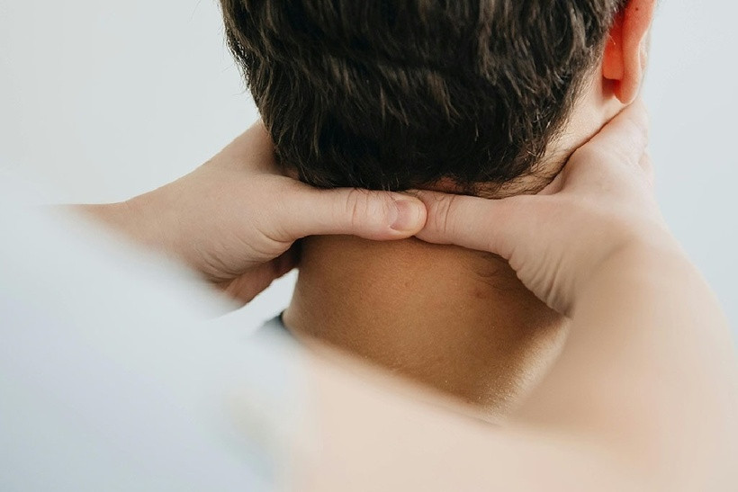 Nam thanh niên 26 tuổi suýt liệt vĩnh viễn sau khi massage cổ. Ảnh minh họa.