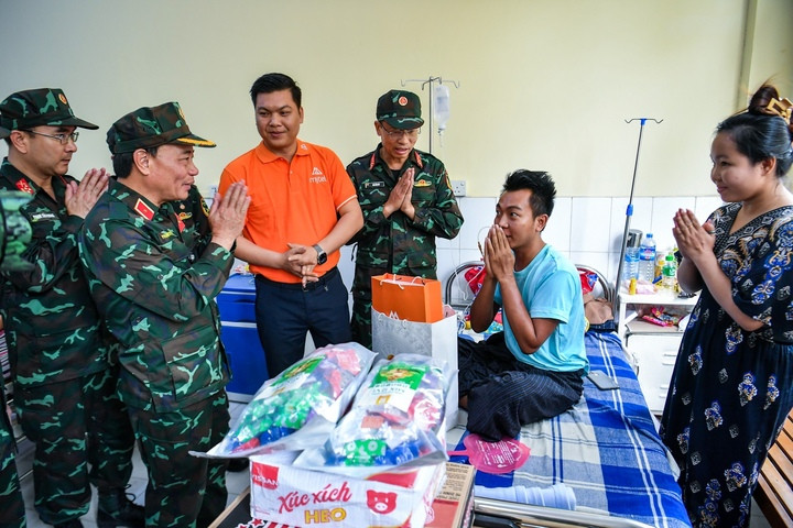Thiếu tướng Phạm Văn Tỵ và đoàn cứu hộ quân đội Việt Nam tặng quà cho thanh niên may mắn sống sót sau trận động đất tại Myanmar. (Ảnh: Thành Đạt)