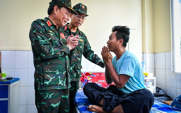 Anh Htet Maung Maung cảm ơn bộ đội Việt Nam. (Ảnh: Thành Đạt)