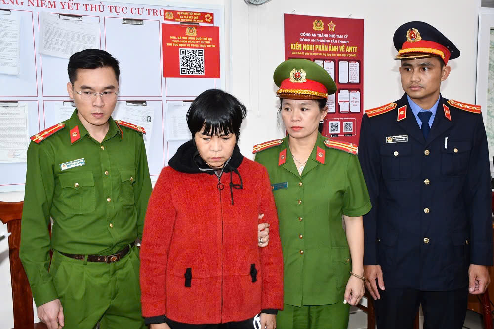 Công an tỉnh Quảng Nam tống đạt các quyết định khởi tố bị can, bắt tạm giam đối với Tô Thị Ty Na (Ảnh do cơ quan công an cung cấp)