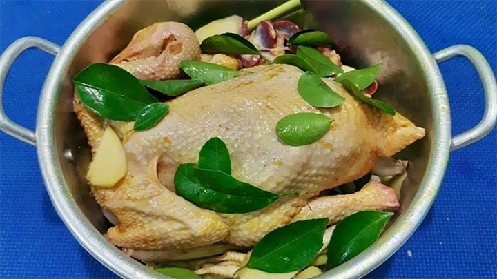 Cách luộc gà không cần nước cho thành phẩm ngọt đậm.
