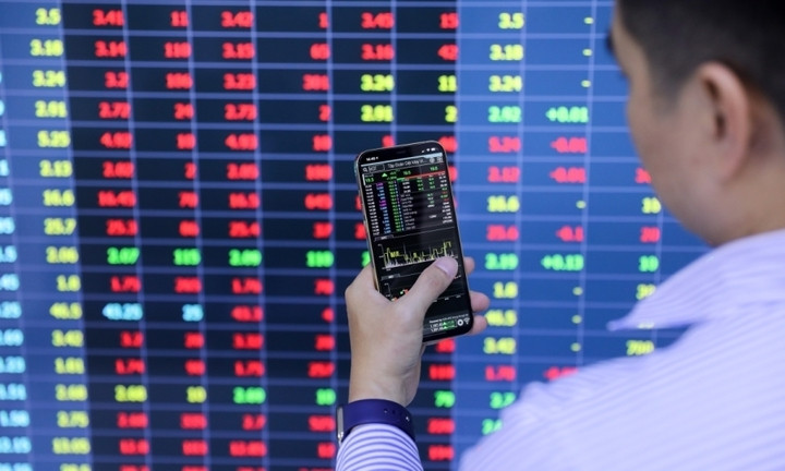 Chuyên gia khuyên nhà đầu tư không nên vay tiền để mua cổ phiếu lúc này nhưng cũng không nên bán tháo. (Ảnh minh họa)