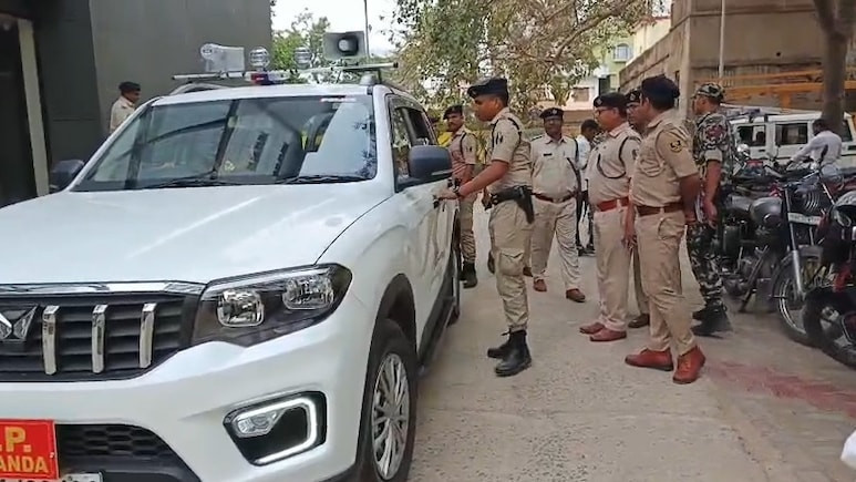 Ô tô mất lái lao xuống ao, 4 người trong một gia đình tử vong- Ảnh 1.