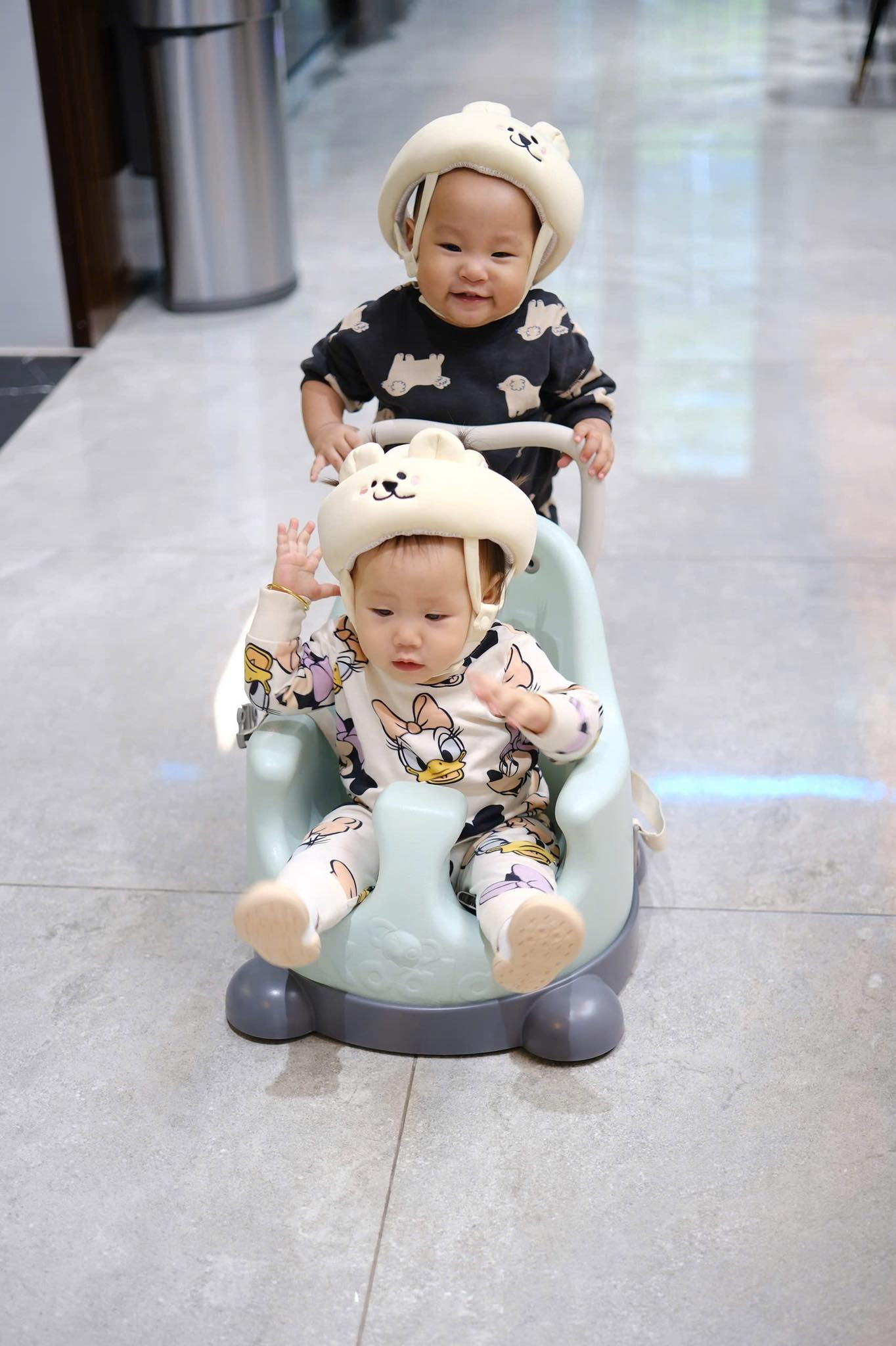 'Phiên bản nhí' của Shark Bình - con trai Phương Oanh chưa tròn một tuổi đã biết chiều em gái- Ảnh 5.