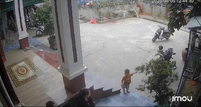 Vụ bé 3 tuổi nhanh trí cứu bạn rơi xuống hố sâu: Mẹ ruột muốn đón về nuôi, quyết định cuối cùng ra sao?- Ảnh 3.