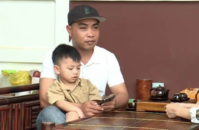 Vụ bé 3 tuổi nhanh trí cứu bạn rơi xuống hố sâu: Mẹ ruột muốn đón về nuôi, quyết định cuối cùng ra sao?- Ảnh 1.