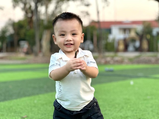 Vụ bé 3 tuổi nhanh trí cứu bạn rơi xuống hố sâu: Mẹ ruột muốn đón về nuôi, quyết định cuối cùng ra sao?- Ảnh 2.