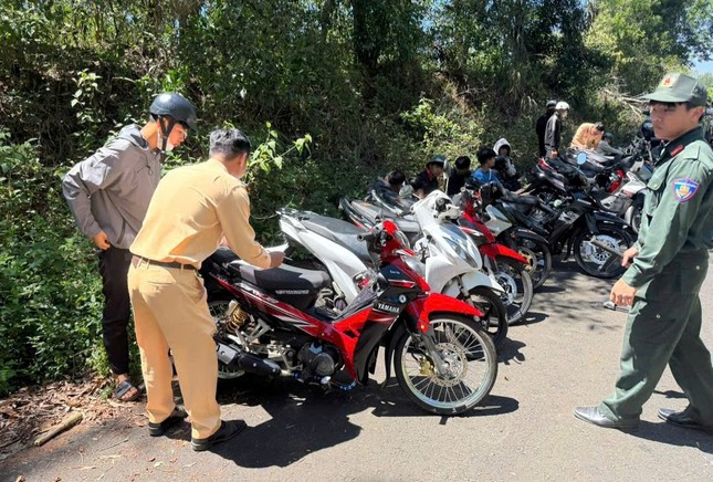 Đắk Nông chặn đứng nhóm ‘quái xế tuổi teen’ tụ tập đua xe trái phép ảnh 6