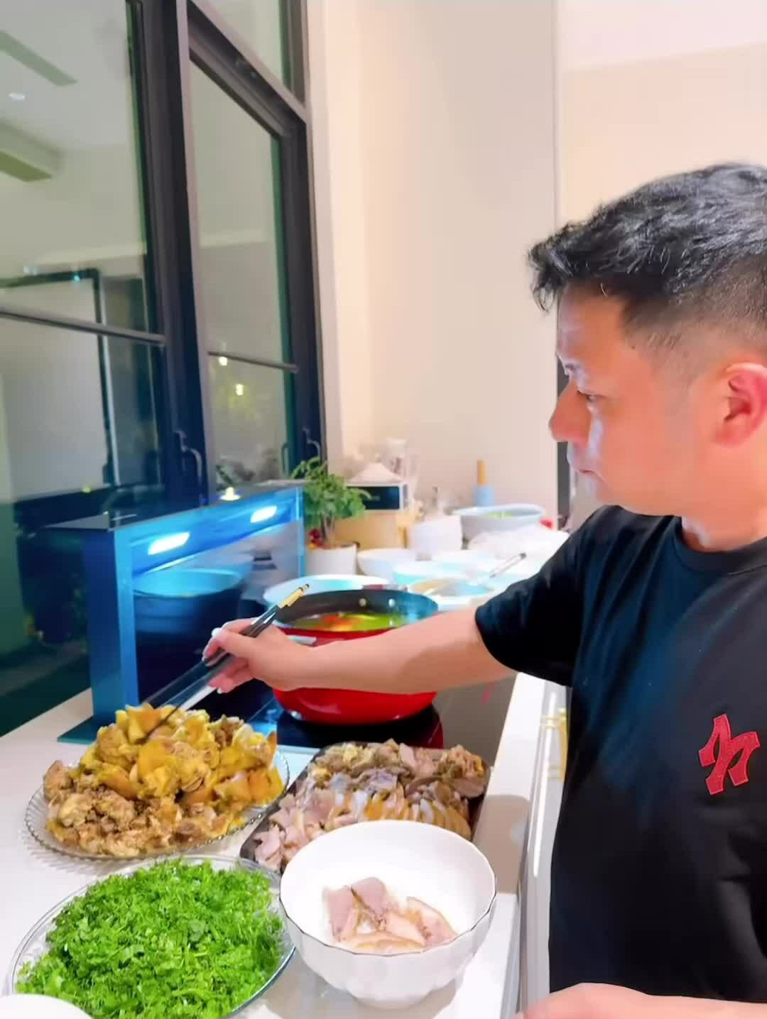 Nghỉ lễ, học Bằng Kiều nấu 'bún chửi' chuẩn vị Hà Nội- Ảnh 1.