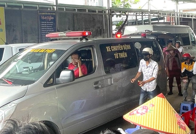 Ngồi chờ con ở bến xe, người phụ nữ gục chết trên ghế ảnh 1