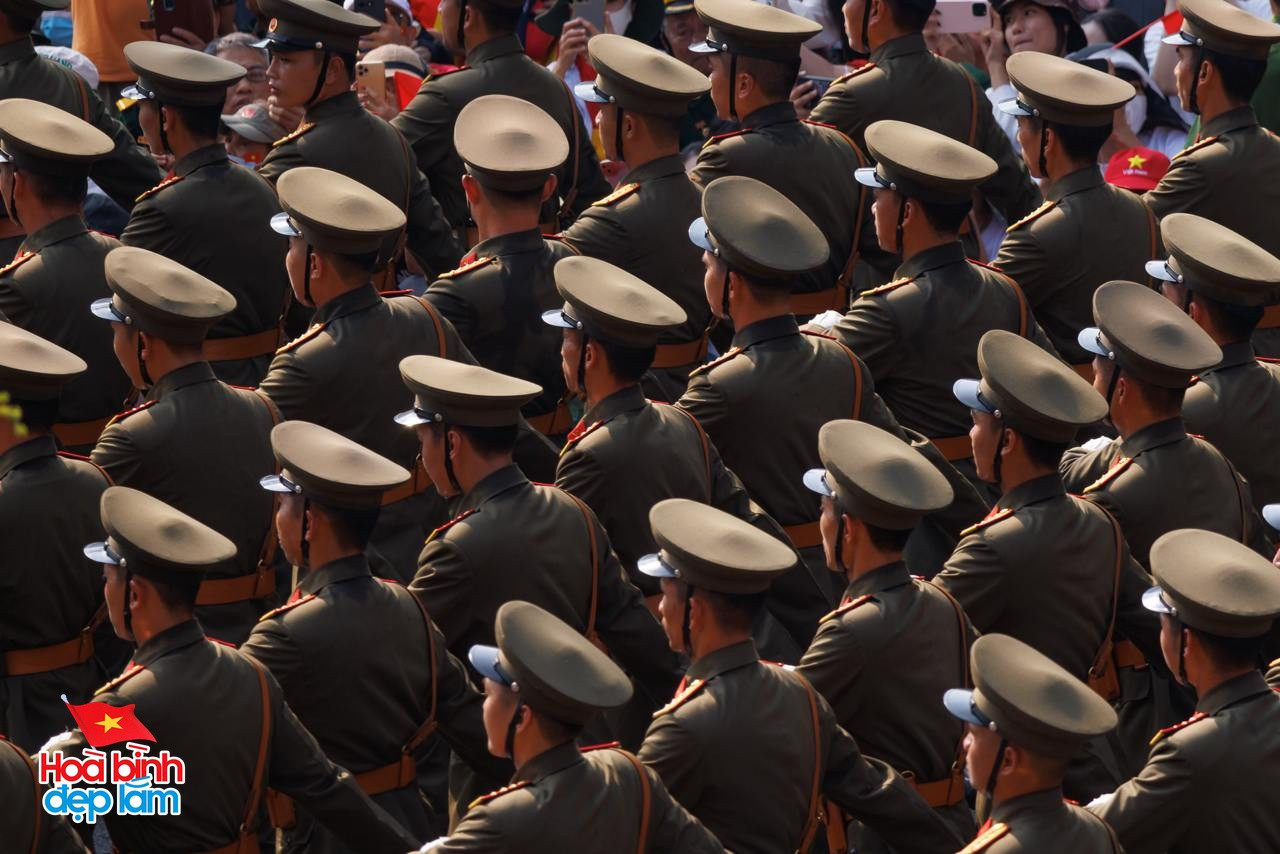 Nhìn lại 24 giờ đáng nhớ trong ngày 30/4 ở TP.HCM: Khi cả thành phố sống trọn một ngày lịch sử- Ảnh 23.