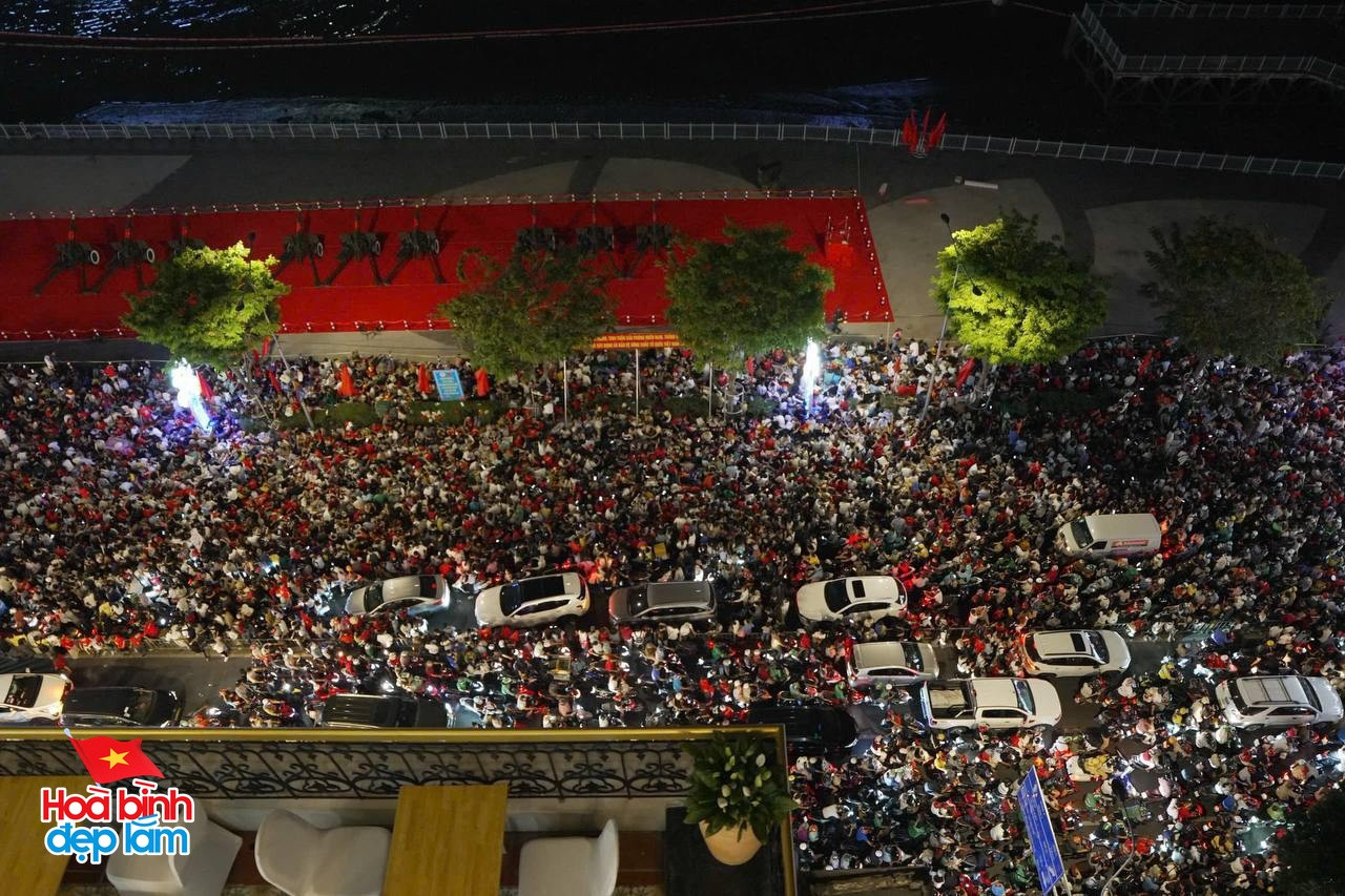 Nhìn lại 24 giờ đáng nhớ trong ngày 30/4 ở TP.HCM: Khi cả thành phố sống trọn một ngày lịch sử- Ảnh 1.