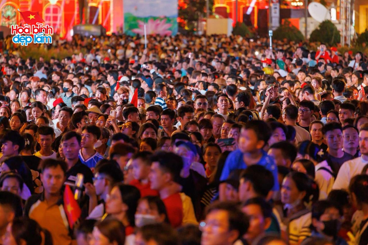 Nhìn lại 24 giờ đáng nhớ trong ngày 30/4 ở TP.HCM: Khi cả thành phố sống trọn một ngày lịch sử- Ảnh 27.