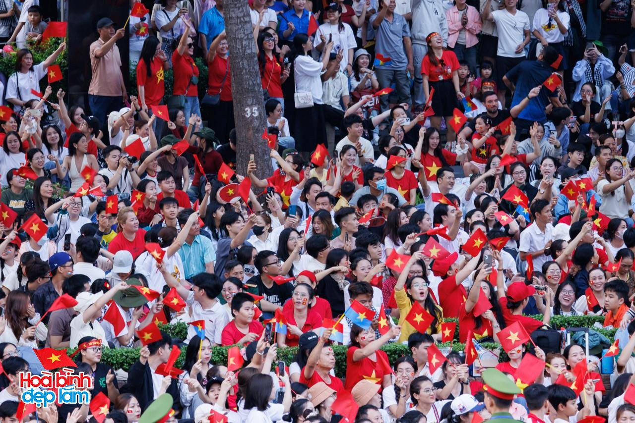 Nhìn lại 24 giờ đáng nhớ trong ngày 30/4 ở TP.HCM: Khi cả thành phố sống trọn một ngày lịch sử- Ảnh 9.