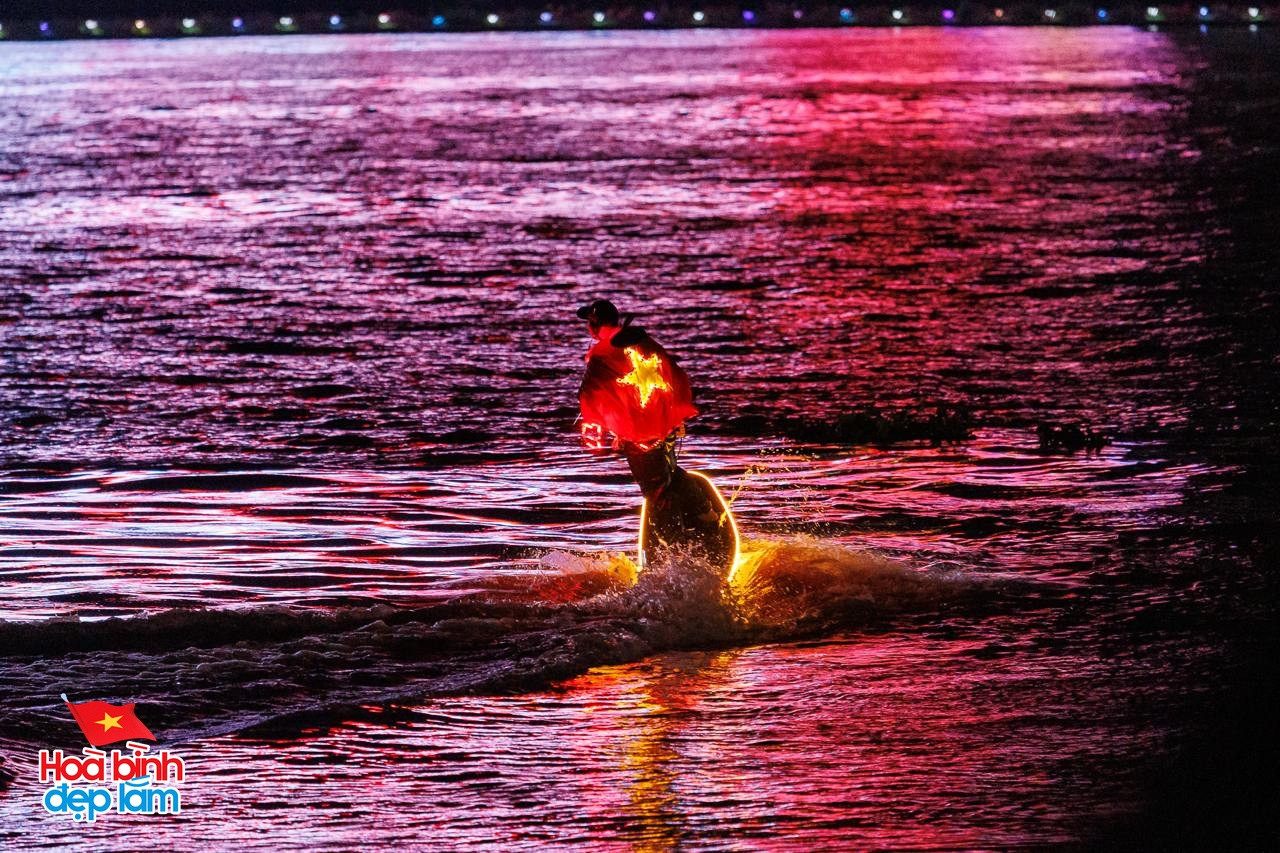 Nhìn lại 24 giờ đáng nhớ trong ngày 30/4 ở TP.HCM: Khi cả thành phố sống trọn một ngày lịch sử- Ảnh 28.