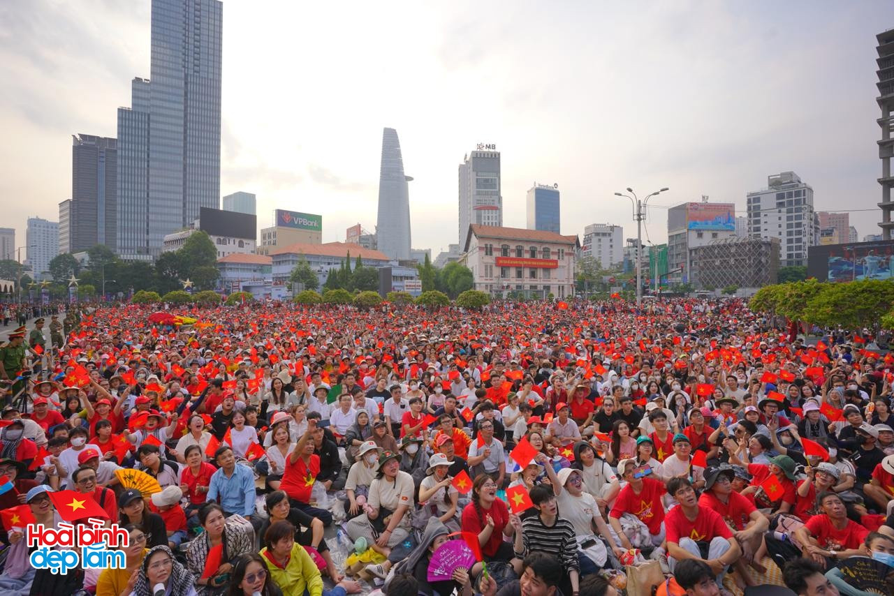 Nhìn lại 24 giờ đáng nhớ trong ngày 30/4 ở TP.HCM: Khi cả thành phố sống trọn một ngày lịch sử- Ảnh 7.