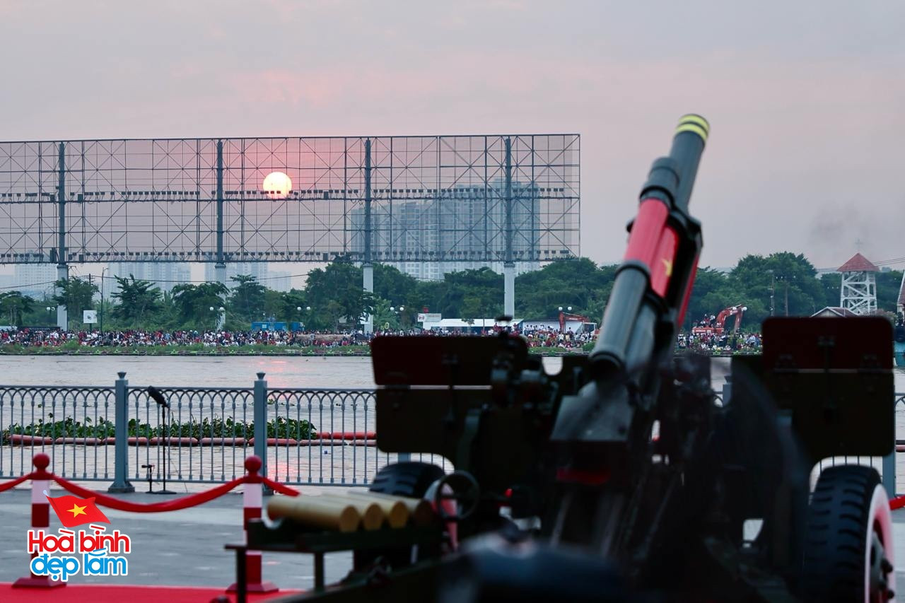 Nhìn lại 24 giờ đáng nhớ trong ngày 30/4 ở TP.HCM: Khi cả thành phố sống trọn một ngày lịch sử- Ảnh 10.