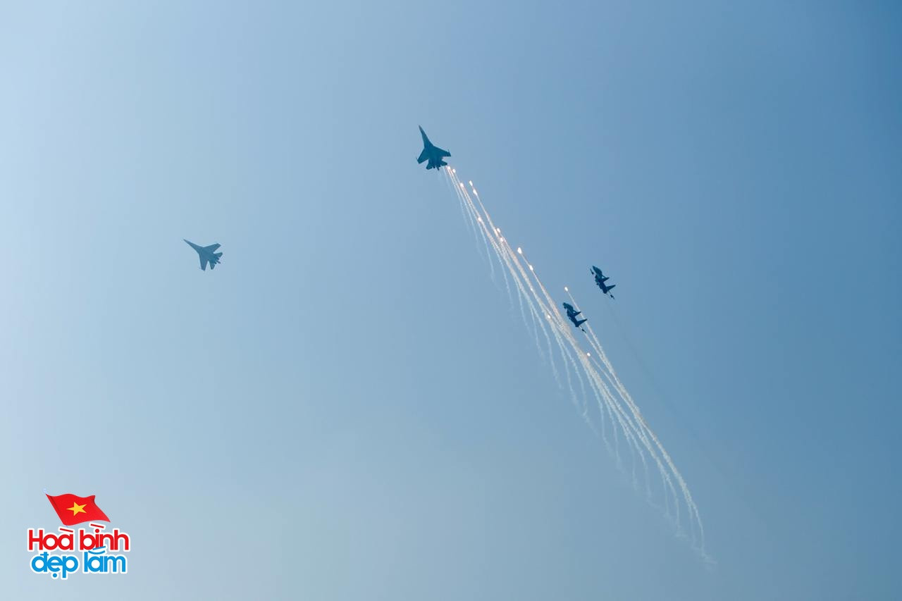 Nhìn lại 24 giờ đáng nhớ trong ngày 30/4 ở TP.HCM: Khi cả thành phố sống trọn một ngày lịch sử- Ảnh 18.