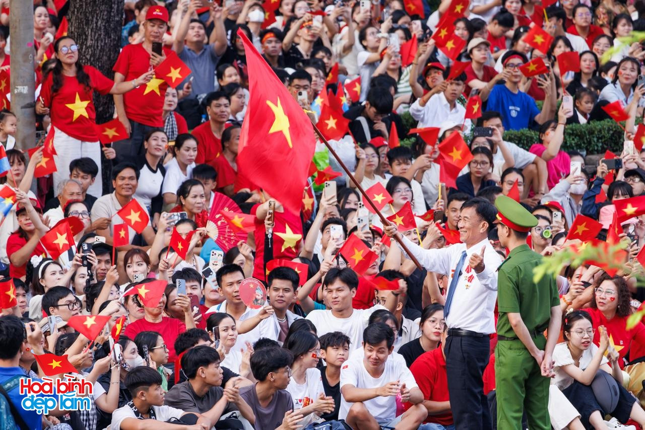 Nhìn lại 24 giờ đáng nhớ trong ngày 30/4 ở TP.HCM: Khi cả thành phố sống trọn một ngày lịch sử- Ảnh 8.