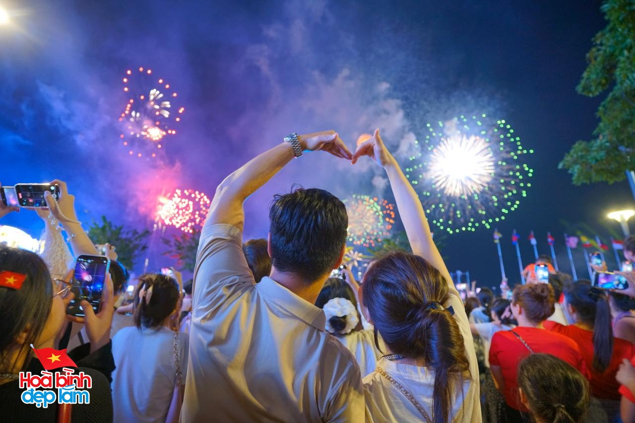 Nhìn lại 24 giờ đáng nhớ trong ngày 30/4 ở TP.HCM: Khi cả thành phố sống trọn một ngày lịch sử- Ảnh 29.