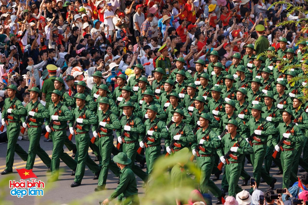 Nhìn lại 24 giờ đáng nhớ trong ngày 30/4 ở TP.HCM: Khi cả thành phố sống trọn một ngày lịch sử- Ảnh 19.