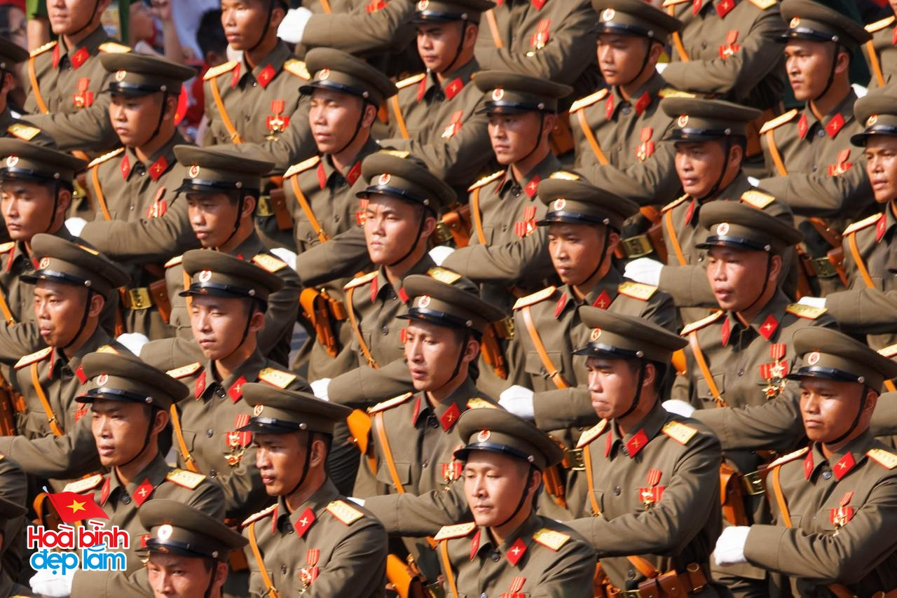 Nhìn lại 24 giờ đáng nhớ trong ngày 30/4 ở TP.HCM: Khi cả thành phố sống trọn một ngày lịch sử- Ảnh 21.